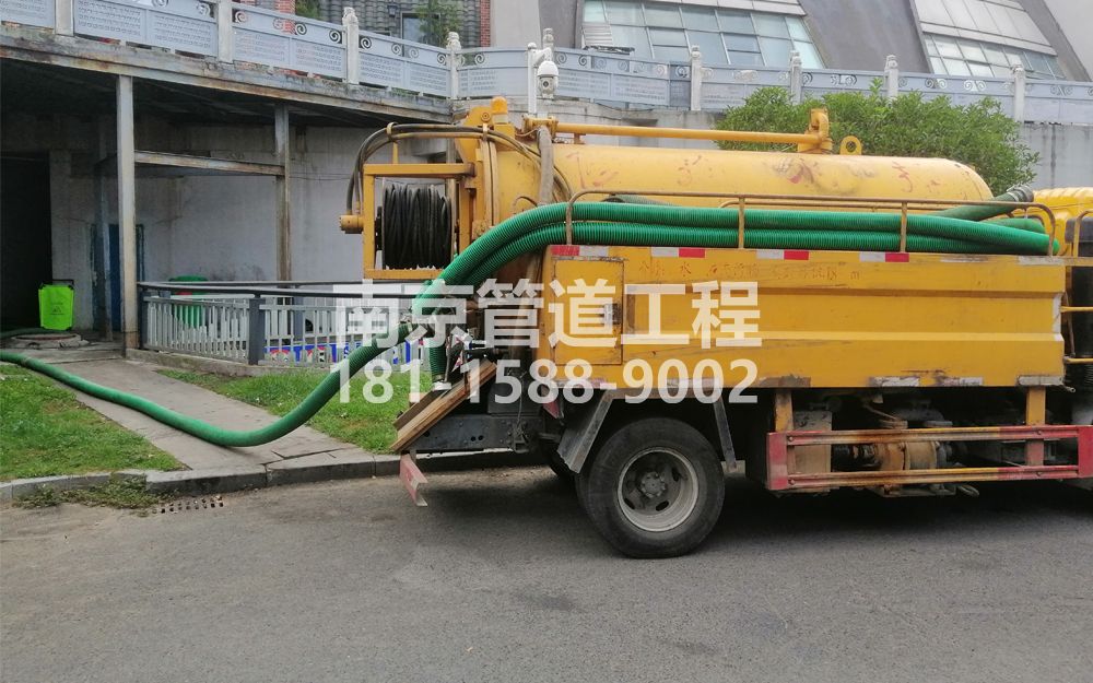 花园村商场隔油池吸污