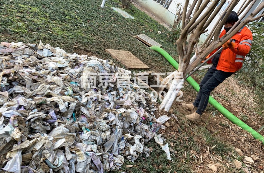 315花园村化粪池垃圾清理